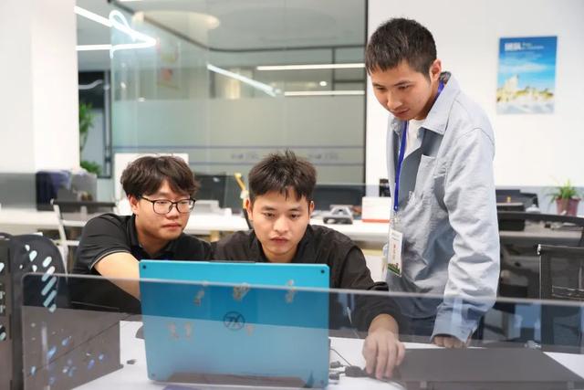 走进上海弘卓网络科技 揭秘信息技术咨询服务背后的最美生产线